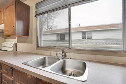 5224 32 Avenue Nw, Calgary, AB - Indoor Photo Showing Kitchen With Double Sink