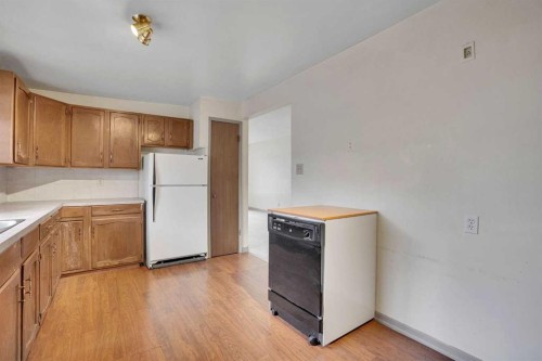 5224 32 Avenue Nw, Calgary, AB - Indoor Photo Showing Kitchen