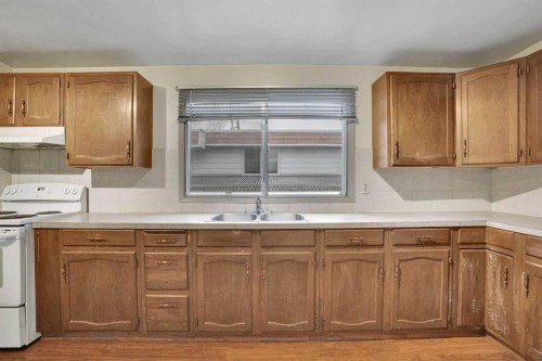 5224 32 Avenue Nw, Calgary, AB - Indoor Photo Showing Kitchen With Double Sink