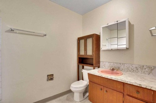5224 32 Avenue Nw, Calgary, AB - Indoor Photo Showing Bathroom