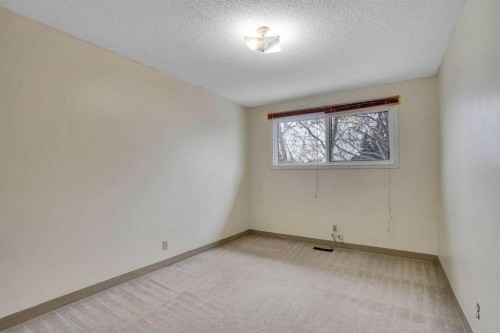 5224 32 Avenue Nw, Calgary, AB - Indoor Photo Showing Other Room