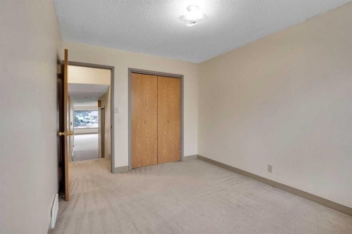 5224 32 Avenue Nw, Calgary, AB - Indoor Photo Showing Other Room