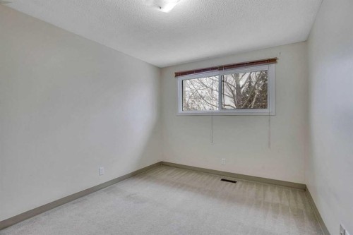 5224 32 Avenue Nw, Calgary, AB - Indoor Photo Showing Other Room