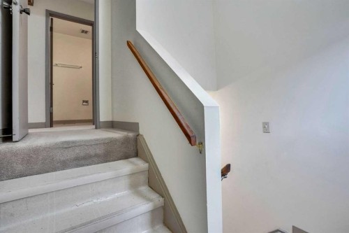 5224 32 Avenue Nw, Calgary, AB - Indoor Photo Showing Other Room