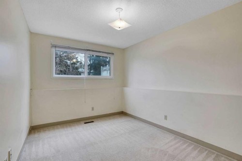 5224 32 Avenue Nw, Calgary, AB - Indoor Photo Showing Other Room
