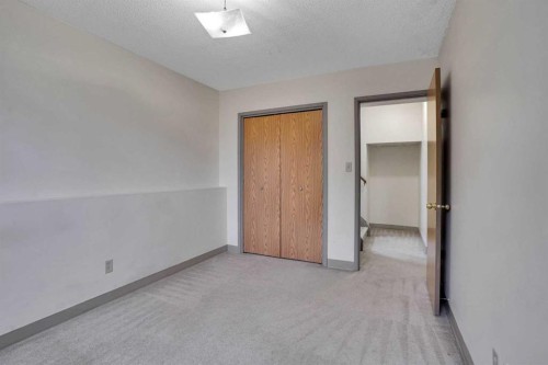 5224 32 Avenue Nw, Calgary, AB - Indoor Photo Showing Other Room