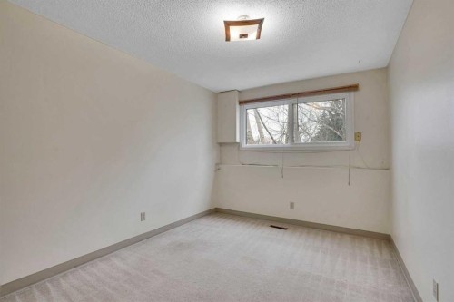 5224 32 Avenue Nw, Calgary, AB - Indoor Photo Showing Other Room