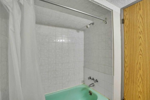 5224 32 Avenue Nw, Calgary, AB - Indoor Photo Showing Bathroom