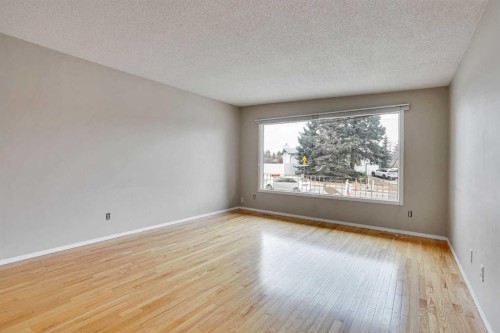 5224 32 Avenue Nw, Calgary, AB - Indoor Photo Showing Living Room