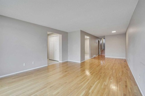 5224 32 Avenue Nw, Calgary, AB - Indoor Photo Showing Other Room