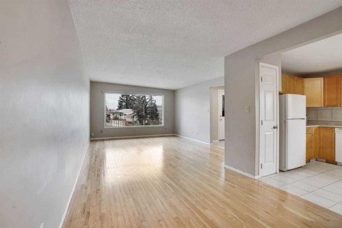 5224 32 Avenue Nw, Calgary, AB - Indoor Photo Showing Living Room