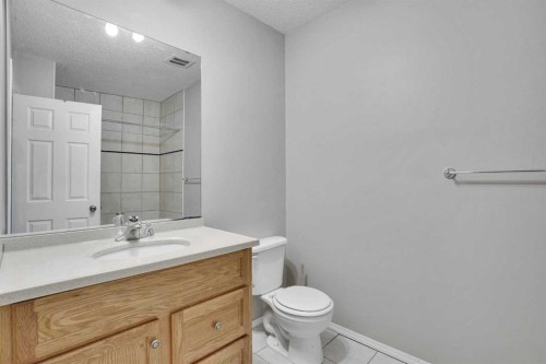 5224 32 Avenue Nw, Calgary, AB - Indoor Photo Showing Bathroom