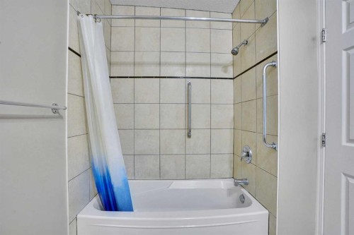 5224 32 Avenue Nw, Calgary, AB - Indoor Photo Showing Bathroom