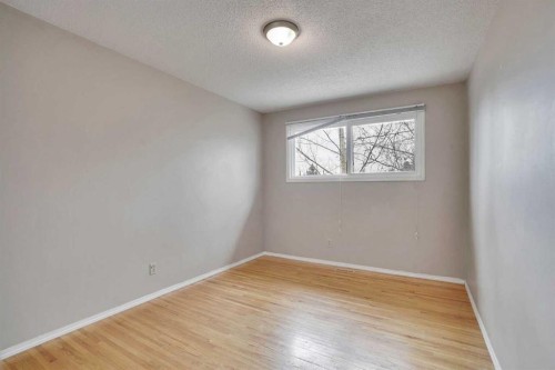 5224 32 Avenue Nw, Calgary, AB - Indoor Photo Showing Other Room