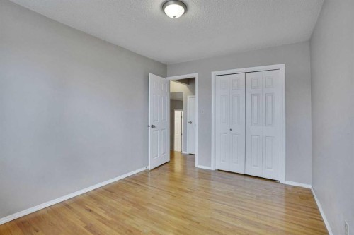 5224 32 Avenue Nw, Calgary, AB - Indoor Photo Showing Other Room