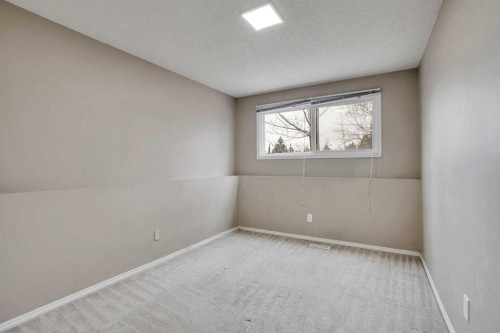 5224 32 Avenue Nw, Calgary, AB - Indoor Photo Showing Other Room