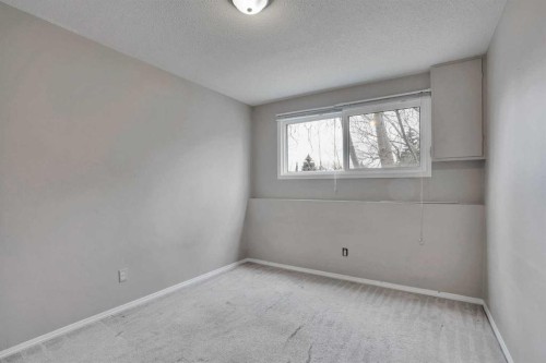 5224 32 Avenue Nw, Calgary, AB - Indoor Photo Showing Other Room