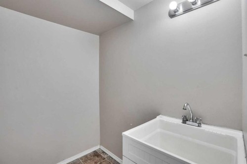 5224 32 Avenue Nw, Calgary, AB - Indoor Photo Showing Bathroom