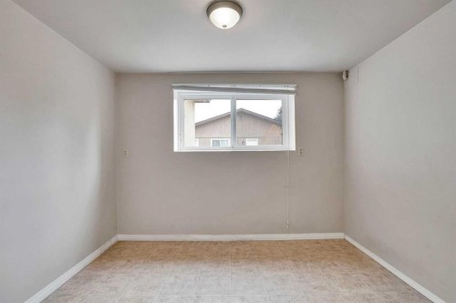 5224 32 Avenue Nw, Calgary, AB - Indoor Photo Showing Other Room
