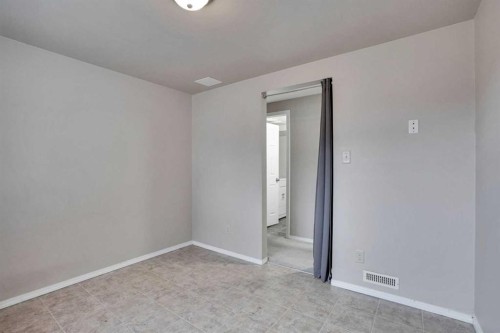 5224 32 Avenue Nw, Calgary, AB - Indoor Photo Showing Other Room