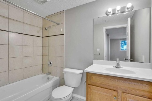5224 32 Avenue Nw, Calgary, AB - Indoor Photo Showing Bathroom