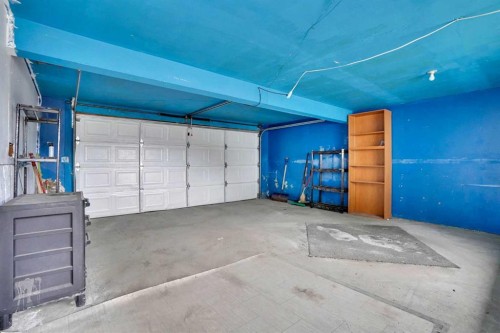 5224 32 Avenue Nw, Calgary, AB - Indoor Photo Showing Garage