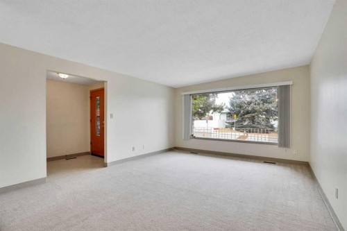 5224 32 Avenue Nw, Calgary, AB - Indoor Photo Showing Living Room