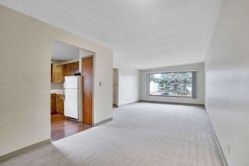5224 32 Avenue Nw, Calgary, AB - Indoor Photo Showing Other Room