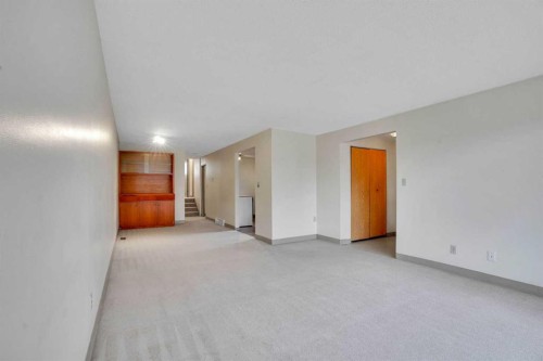 5224 32 Avenue Nw, Calgary, AB - Indoor Photo Showing Other Room