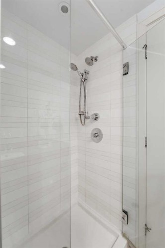 825-222 Riverfront Avenue Sw, Calgary, AB - Indoor Photo Showing Bathroom