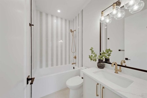 1007 18 Avenue Nw, Calgary, AB - Indoor Photo Showing Bathroom