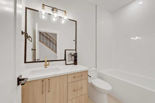 1007 18 Avenue Nw, Calgary, AB - Indoor Photo Showing Bathroom