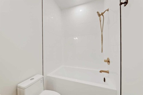 1007 18 Avenue Nw, Calgary, AB - Indoor Photo Showing Bathroom