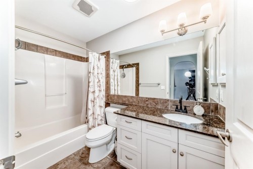 268 Springbluff Bay Sw, Calgary, AB - Indoor Photo Showing Bathroom
