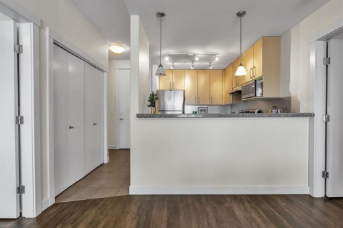 409-1000 Centre Avenue Ne, Calgary, AB - Indoor Photo Showing Kitchen