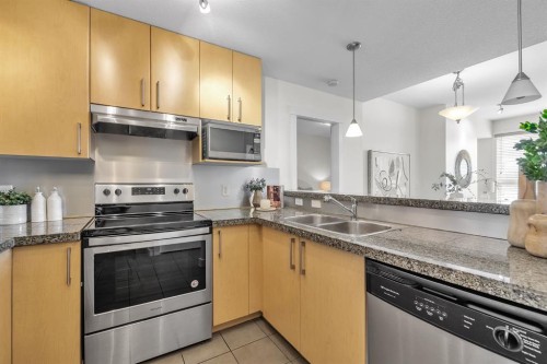 409-1000 Centre Avenue Ne, Calgary, AB - Indoor Photo Showing Kitchen With Stainless Steel Kitchen With Double Sink With Upgraded Kitchen