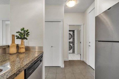 409-1000 Centre Avenue Ne, Calgary, AB - Indoor Photo Showing Kitchen