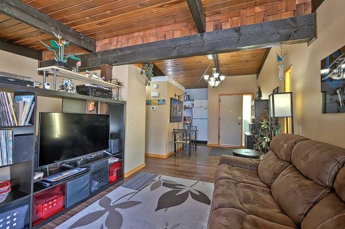 80 Queen Alexandra Close Se, Calgary, AB - Indoor Photo Showing Living Room