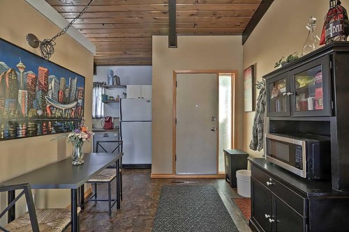 80 Queen Alexandra Close Se, Calgary, AB - Indoor