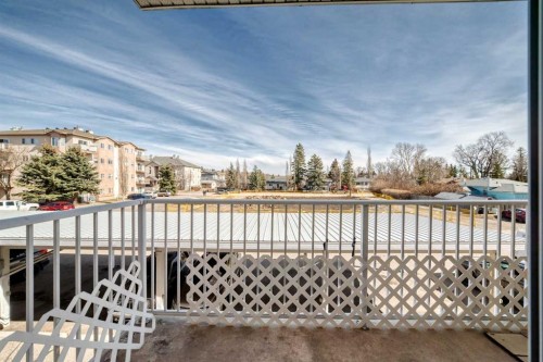 205-7 Lineham Avenue, Okotoks, AB - Outdoor