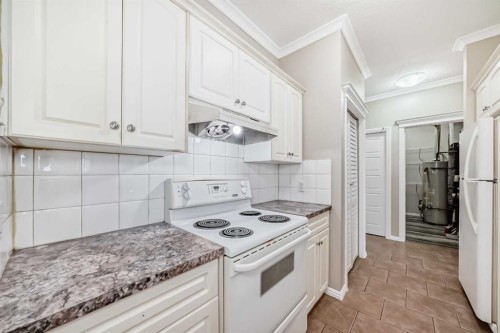 205-7 Lineham Avenue, Okotoks, AB - Indoor Photo Showing Kitchen