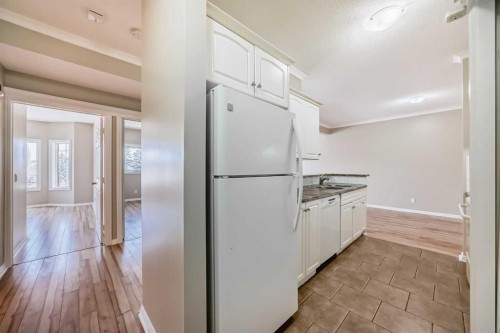 205-7 Lineham Avenue, Okotoks, AB - Indoor Photo Showing Kitchen