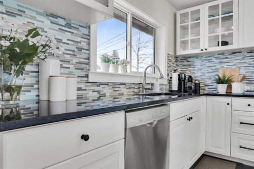 4224 Worcester Drive Sw, Calgary, AB - Indoor Photo Showing Kitchen With Upgraded Kitchen