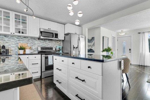 4224 Worcester Drive Sw, Calgary, AB - Indoor Photo Showing Kitchen With Upgraded Kitchen