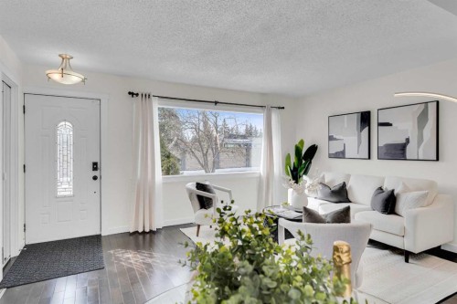 4224 Worcester Drive Sw, Calgary, AB - Indoor Photo Showing Living Room