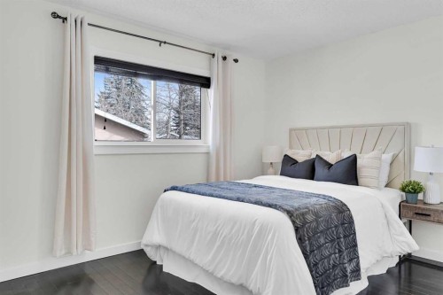 4224 Worcester Drive Sw, Calgary, AB - Indoor Photo Showing Bedroom