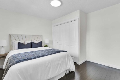 4224 Worcester Drive Sw, Calgary, AB - Indoor Photo Showing Bedroom