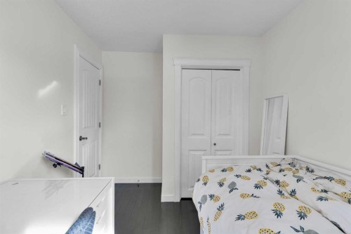 4224 Worcester Drive Sw, Calgary, AB - Indoor Photo Showing Bedroom