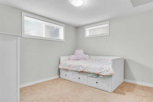 4224 Worcester Drive Sw, Calgary, AB - Indoor Photo Showing Bedroom