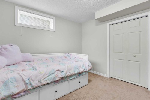 4224 Worcester Drive Sw, Calgary, AB - Indoor Photo Showing Bedroom